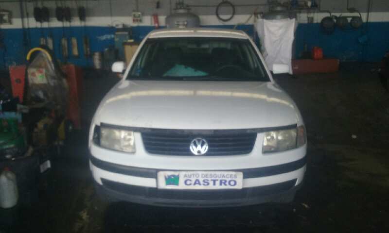 VOLKSWAGEN Passat B5 (1996-2005) Priekinių kairių durų stiklo pakelėjo varikliukas 0130821695 25960315