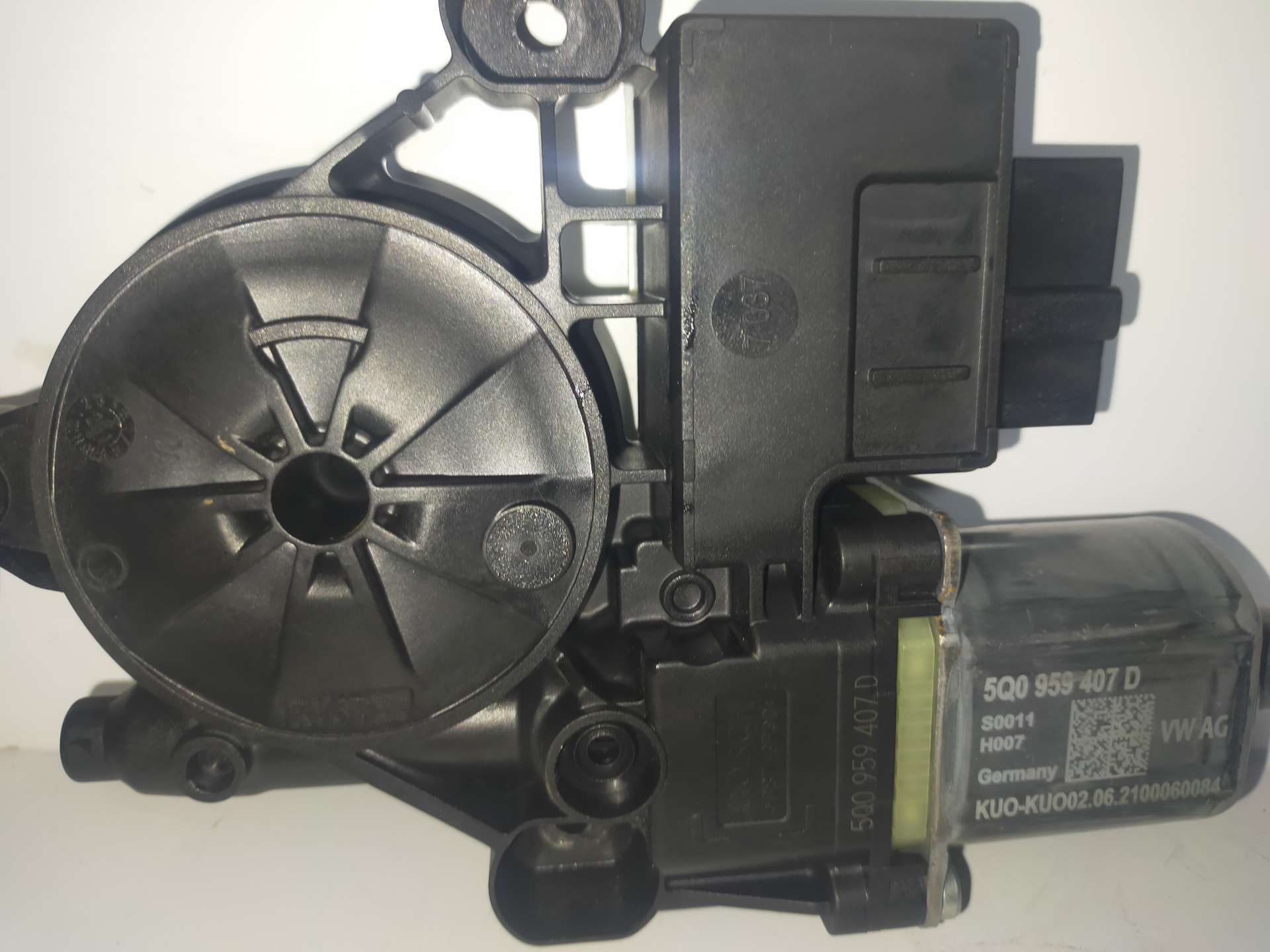 SEAT Alhambra 2 generation (2010-2021) Rear Left Door Window Control Motor 5Q0959407D 20154419