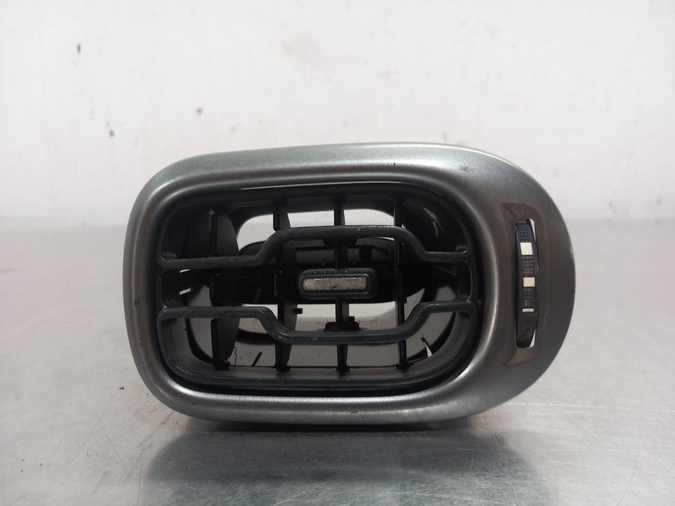 Rejilla aireadora 8FS 9683043377 de Citroen C3 picasso (sh_) 2010-0 95 CV - pieza usada