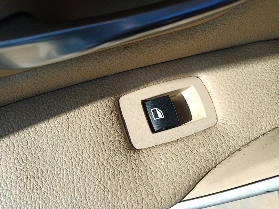 BMW 3 Series F30/F31 (2011-2020) Galinių dešinių durų langų pakėlimo mygtukas 24911727