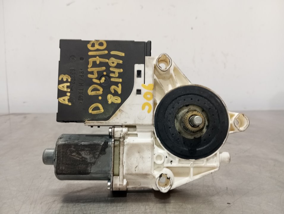 AUDI A3 8P (2003-2013) Moteur de commande de vitre de porte avant droite 0130822205 23823097