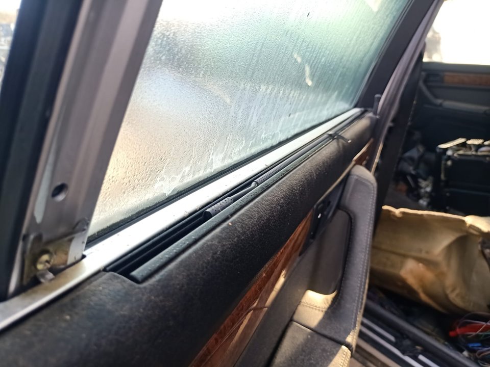 BMW 7 Series E32 (1986-1994) Pravý zadní dveřní panel 26298643