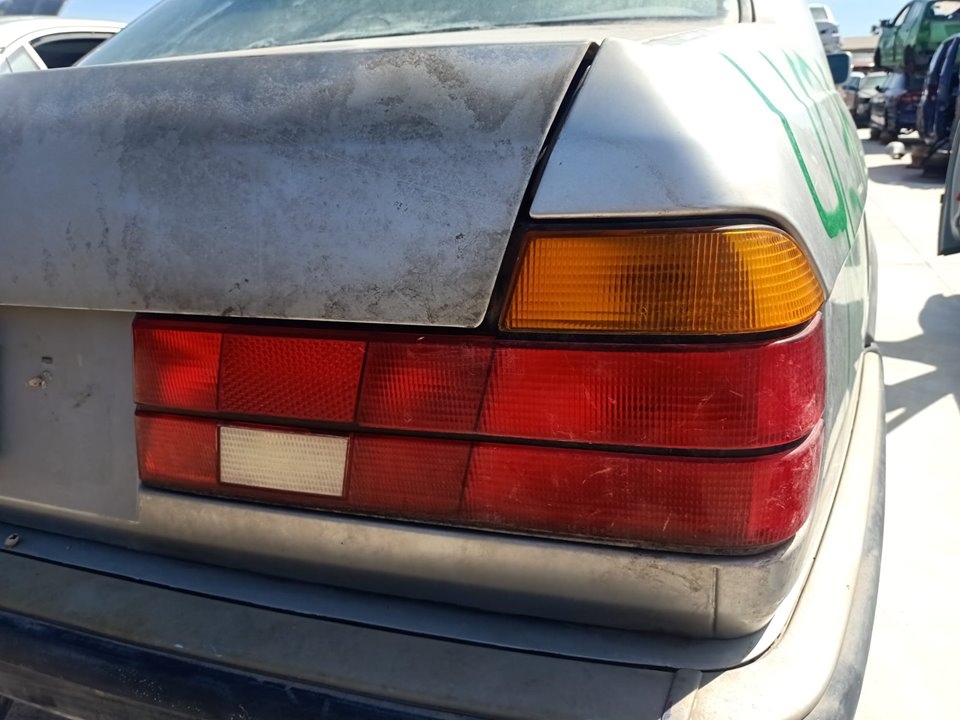 BMW 7 Series E32 (1986-1994) Feu arrière droit 25242861