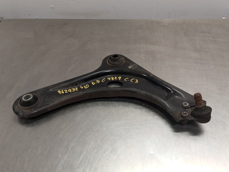 Brazo de la suspensión inferior delantero derecho 8F01 Citroen C3 ii (sc_) 2009-2016 95 CV