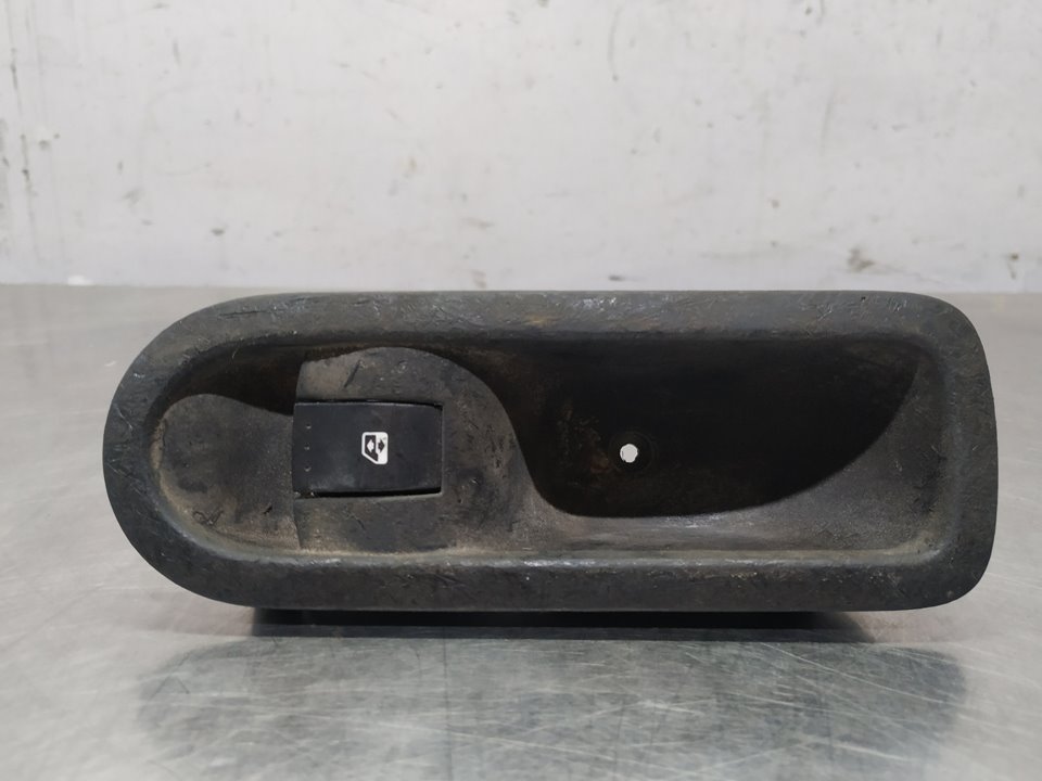 Mando elevalunas trasero izquierdo 156015540 de Renault Megane ii (bm0/1_, cm0/1_) 2002-2008