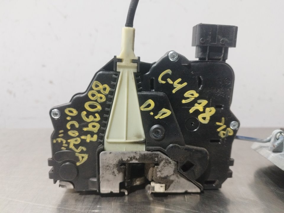 Serrure avant droit B14XER 13431840 de Opel Corsa e (x15) 2014-2019 75 CV - pieza usada