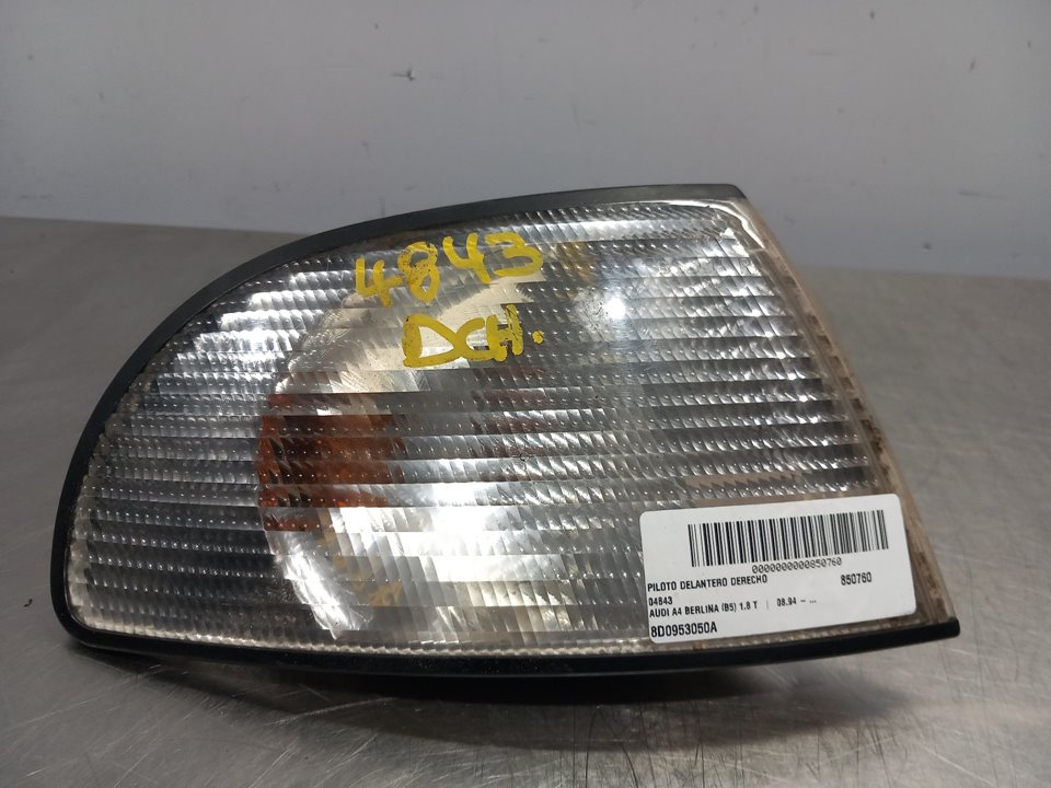 AUDI Front Right Fender Turn Signal 8D0953050A 25393297