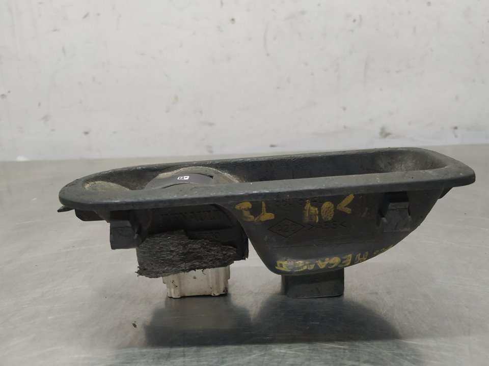 Comando do vidro tras esquerdo 156015540 de Renault Megane ii (bm0/1_, cm0/1_) 2002-2008 - pieza usada