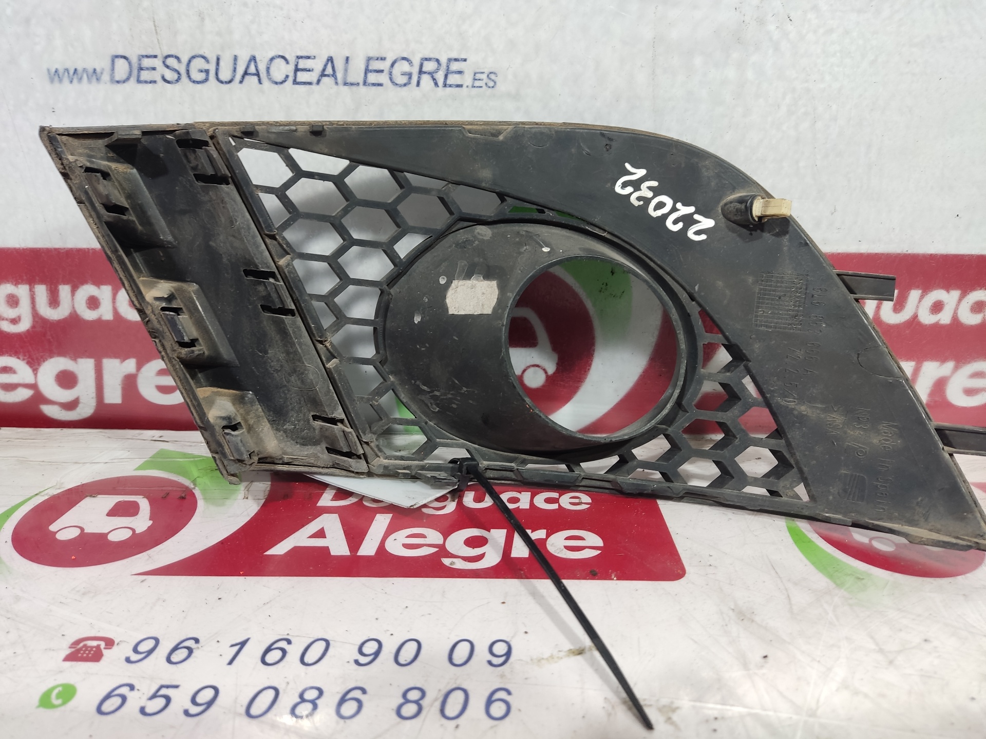 SEAT Ibiza 3 generation (2002-2008) Front Right Grill 6L6853666A 24812805