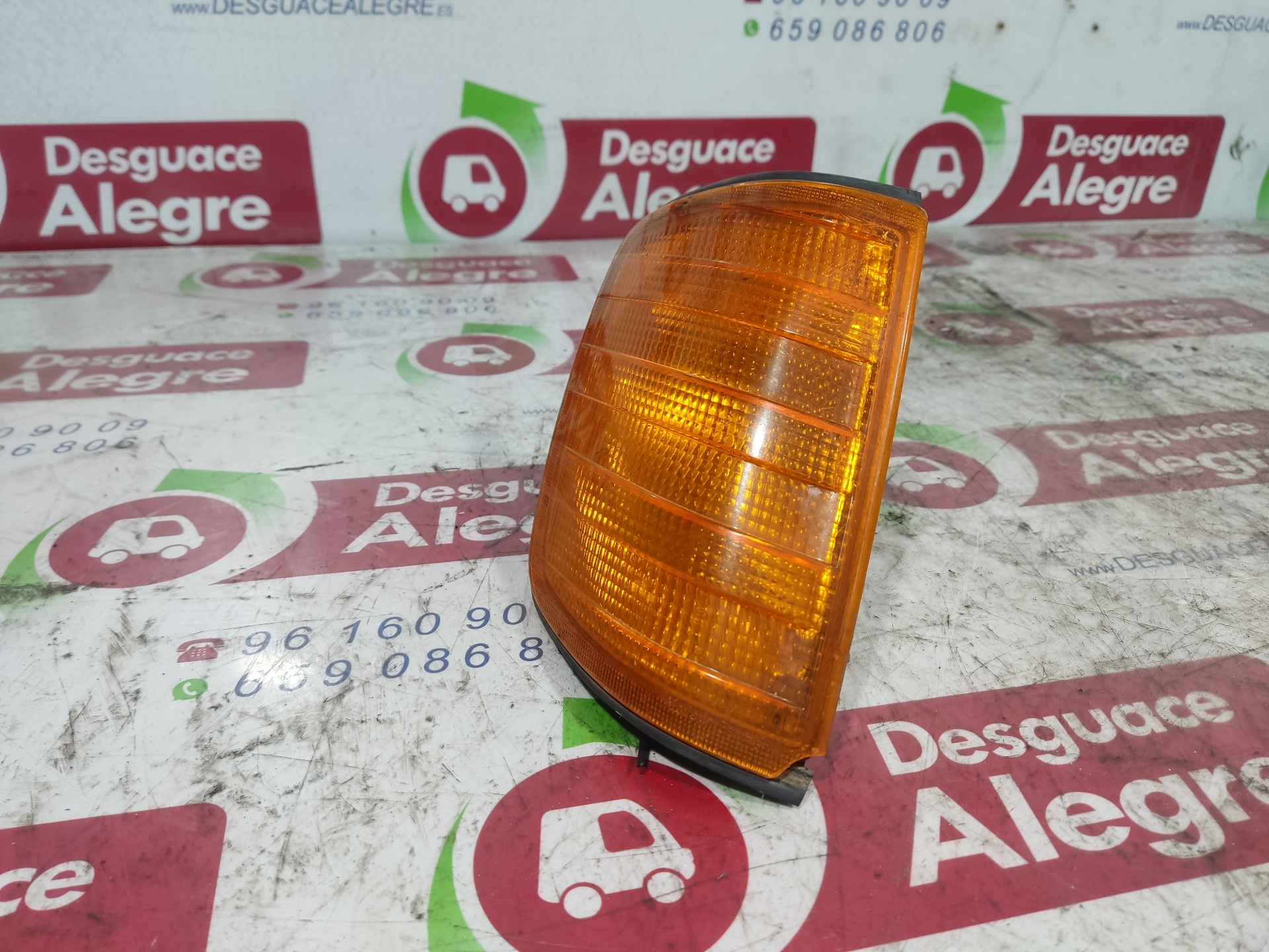 MERCEDES-BENZ Front Right Fender Turn Signal 24857876