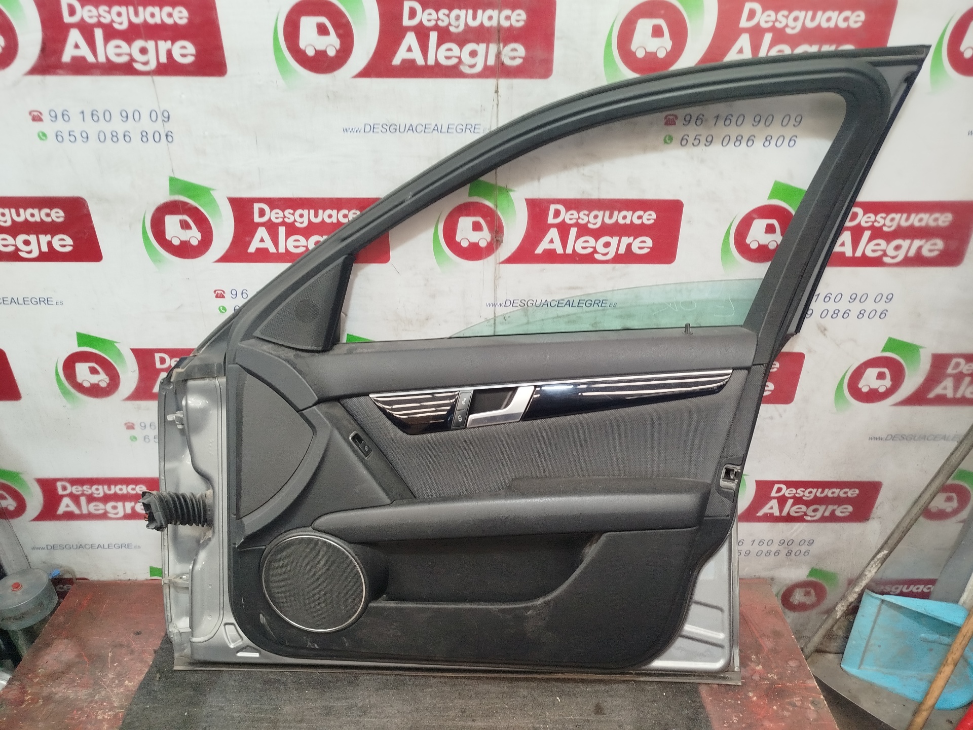 MERCEDES-BENZ C-Class W204/S204/C204 (2004-2015) Front Right Door 25351503