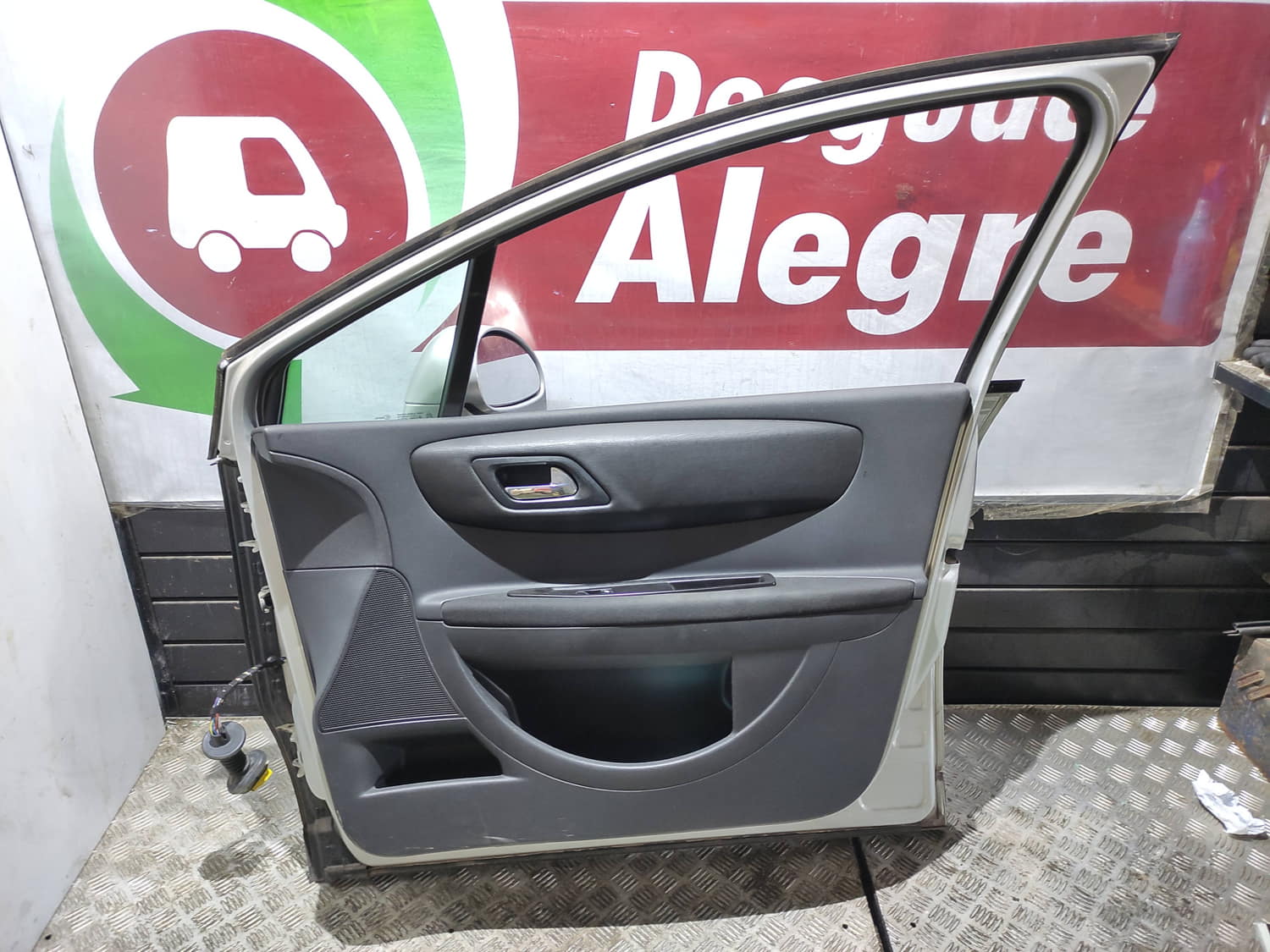 CITROËN C4 1 generation (2004-2011) Front Right Door 9004W4 24799690