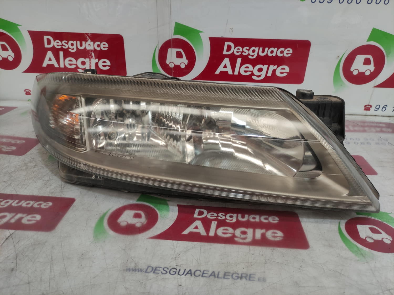 RENAULT Front Right Headlight 8200163324 24804871