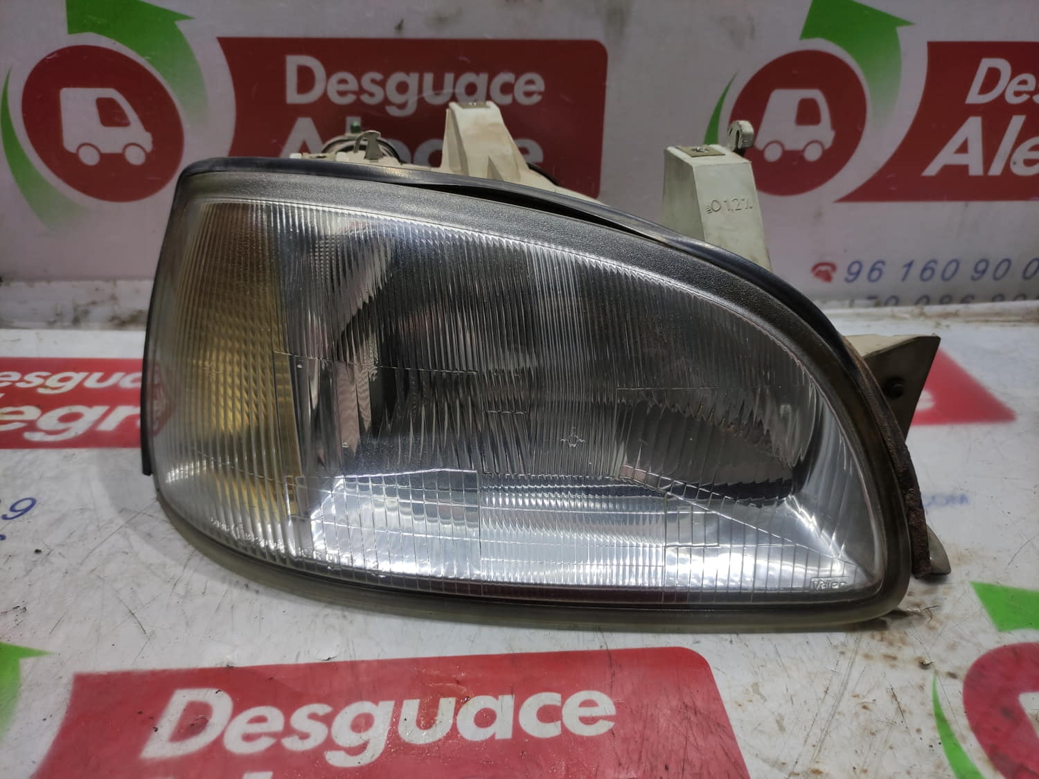 RENAULT Clio 1 generation (1990-1998) Front Right Headlight 24800783