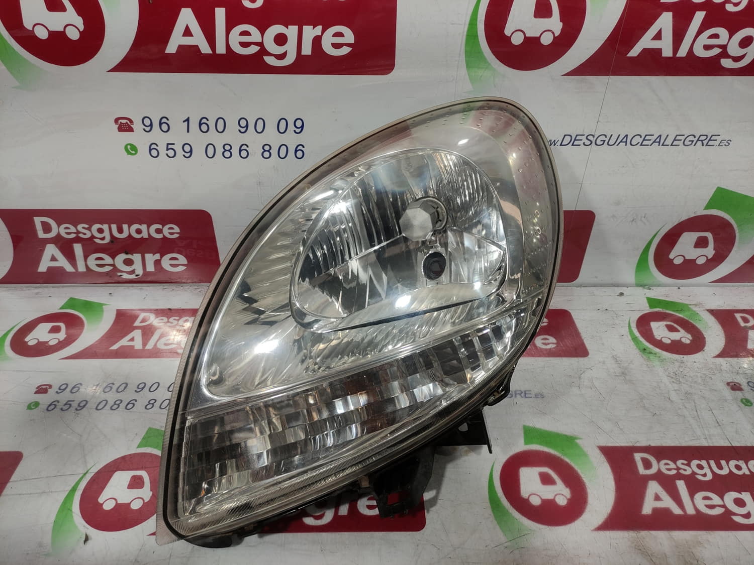 NISSAN Front Left Headlight 8200236590 24802242