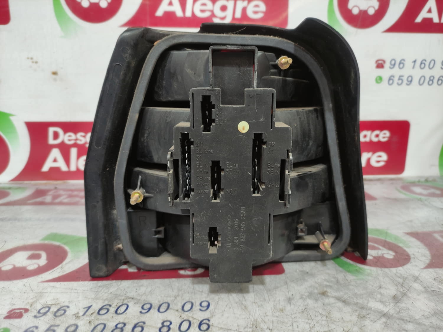 VOLKSWAGEN Far dreapta față 867945257D 24805443