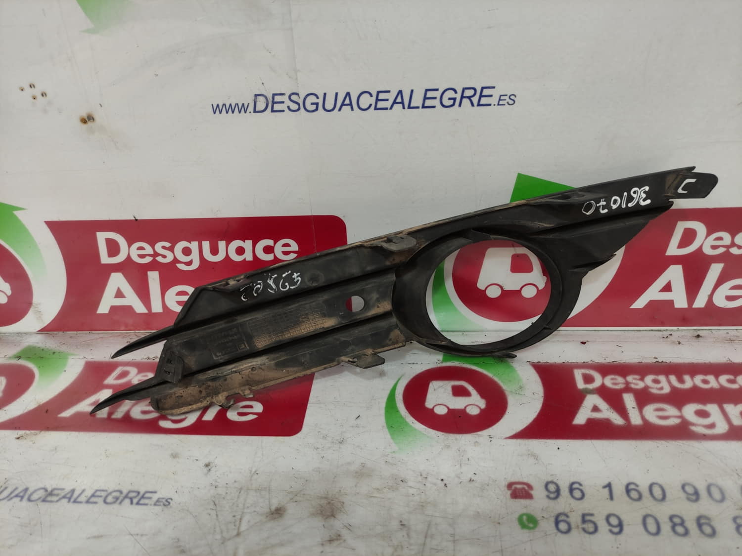 OPEL Corsa D (2006-2020) Främre höger grill 13211479 24803116