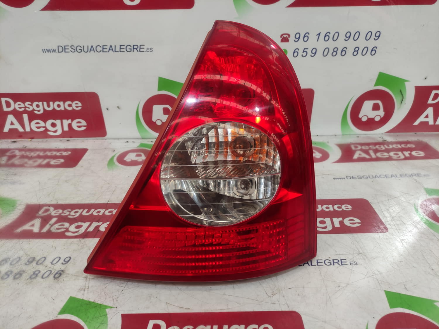 RENAULT Clio 3 generation (2005-2012) Rear Right Taillight Lamp 8200917487 24802871