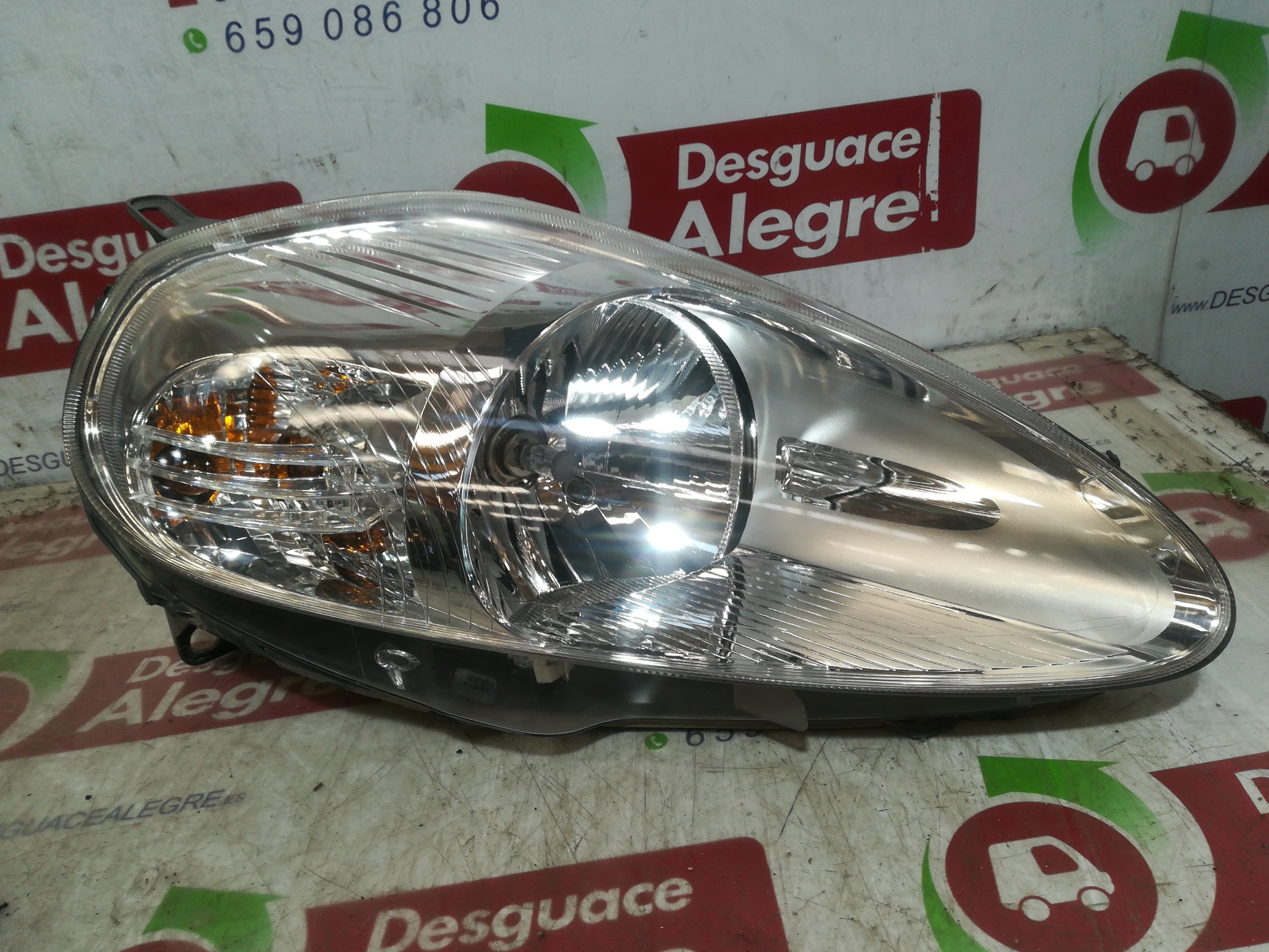 FIAT Punto 3 generation (2005-2020) Front Right Headlight 89101388 24809432