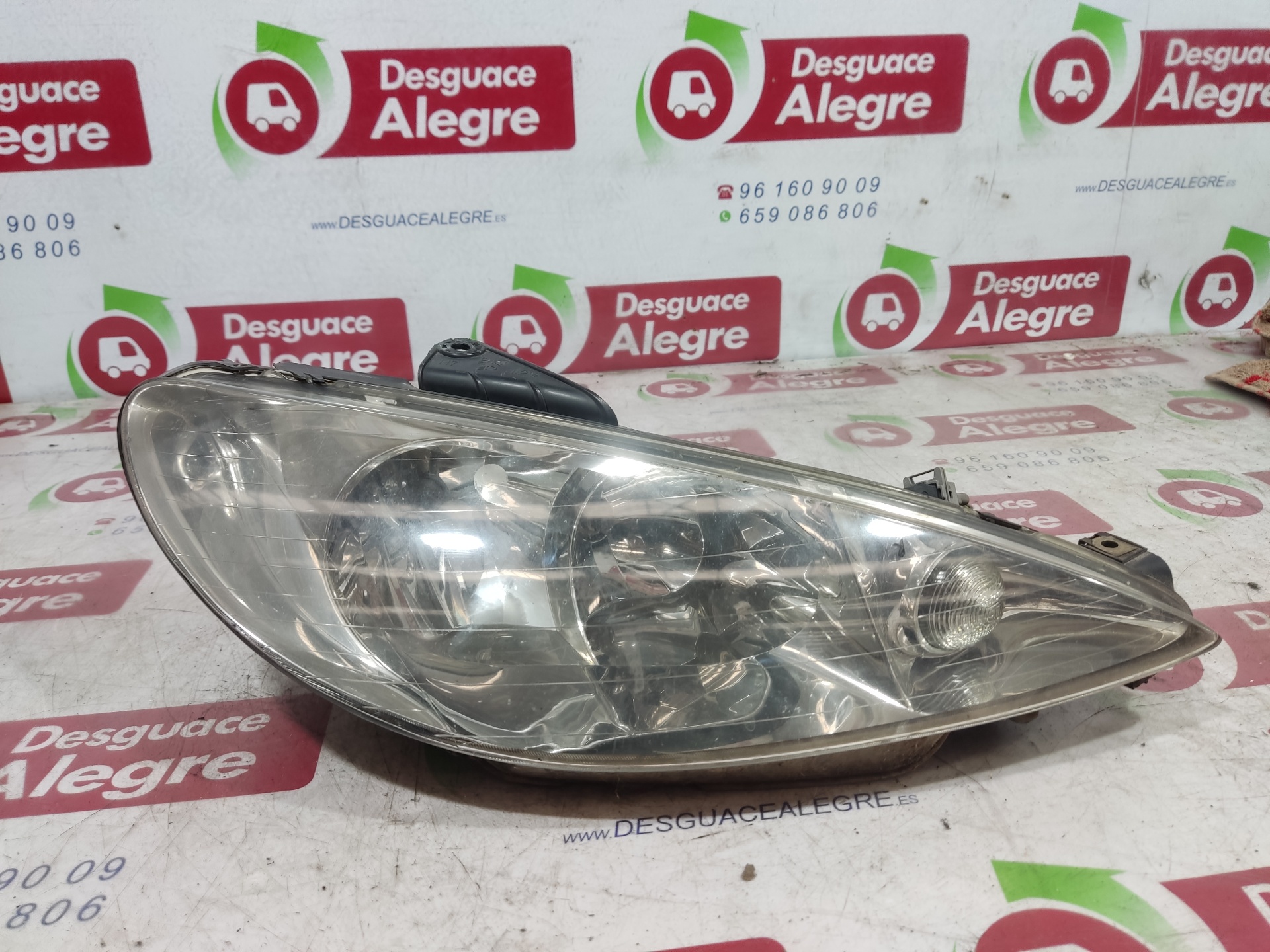 PEUGEOT 206 1 generation (1998-2009) Front Right Headlight 9628666780 24858901