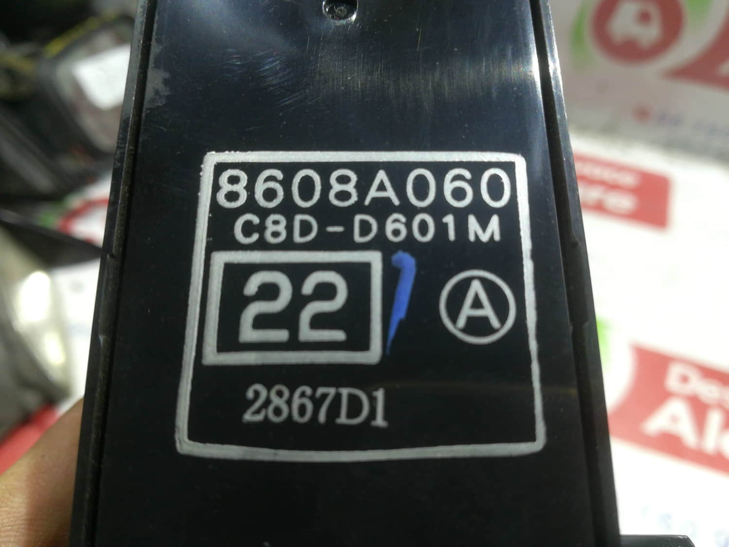 PEUGEOT 4007 1 generation (2007-2012) Commutateur de fenêtre de porte avant gauche 8608A060 24794957