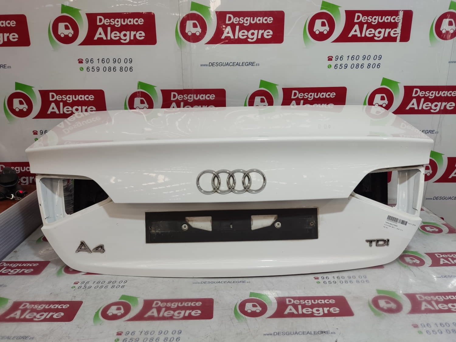 AUDI A4 B8/8K (2011-2016) Bagasjelokk bak 24802671