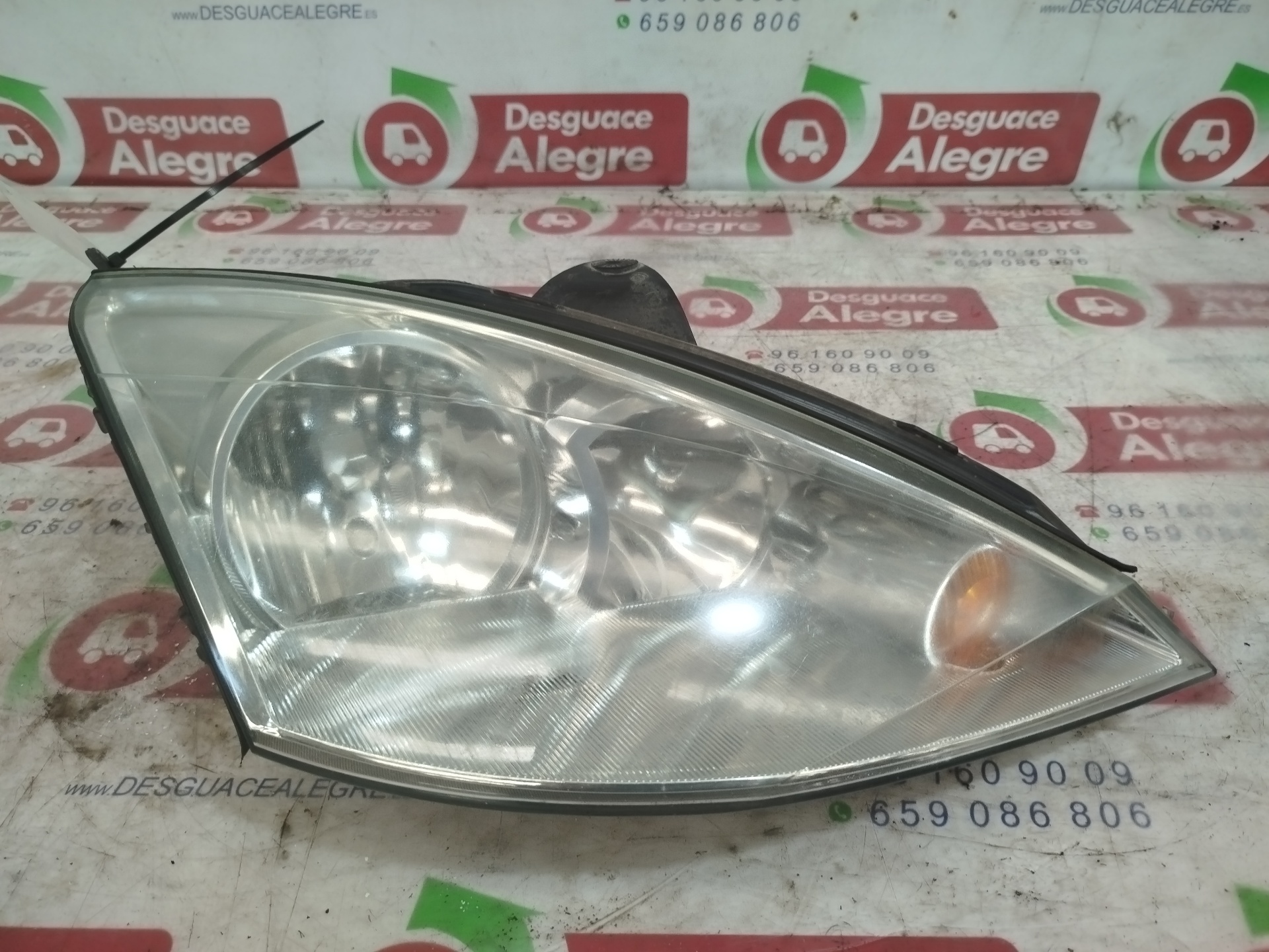FORD Focus 1 generation (1998-2010) Front Right Headlight 25213269