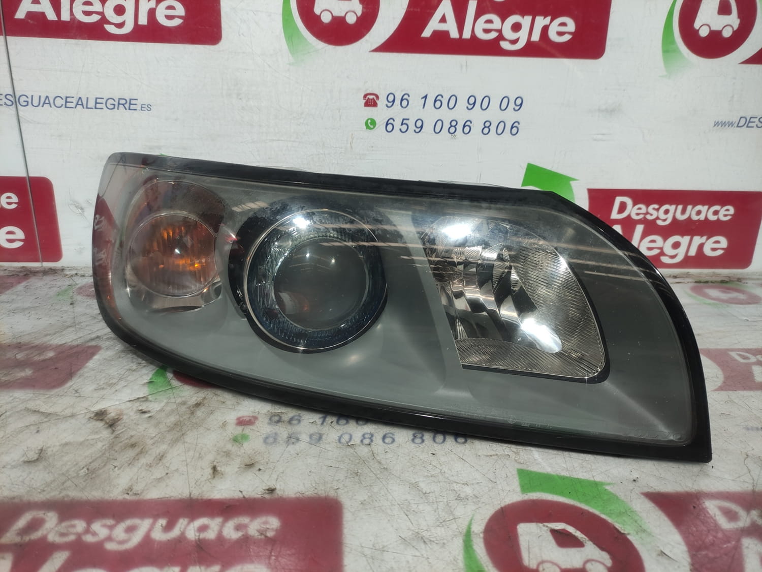 VOLVO V50 1 generation (2003-2012) Front Right Headlight 30698890 24806742