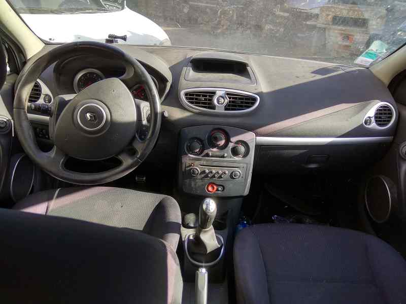 RENAULT Clio 3 generation (2005-2012) Far proiector ceață față stânga 8200002469 24788936