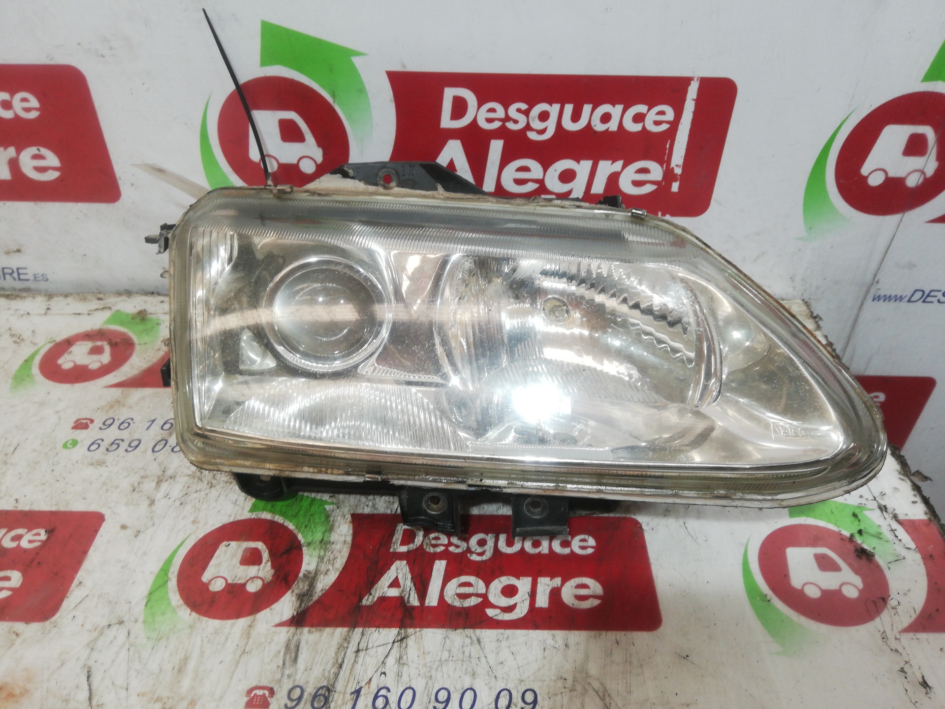RENAULT Espace 3 generation (1996-2002) Front Right Headlight 73770936 24812681