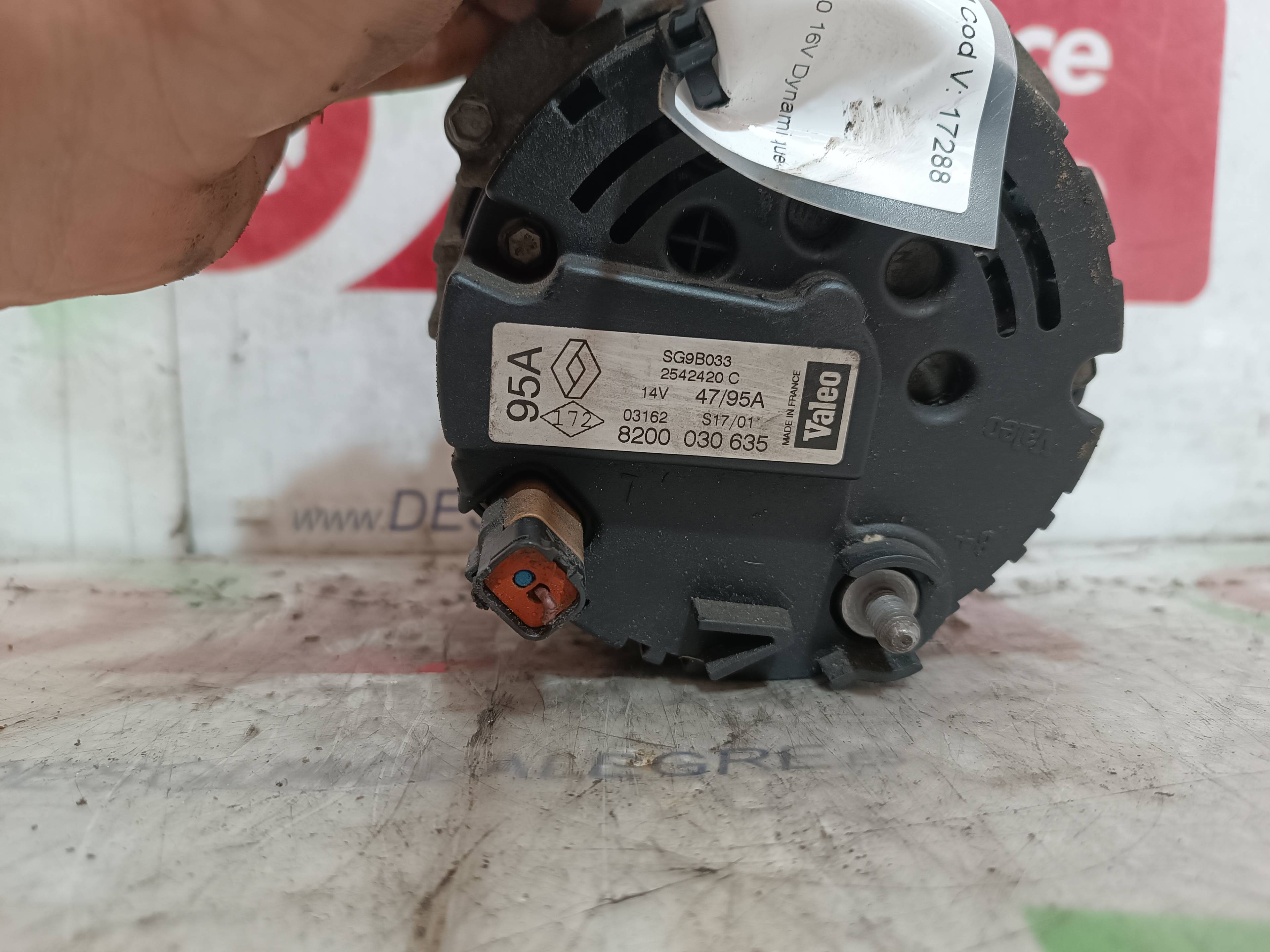 RENAULT Tiguan 1 generation (2007-2017) Alternator 8200030635 24811668