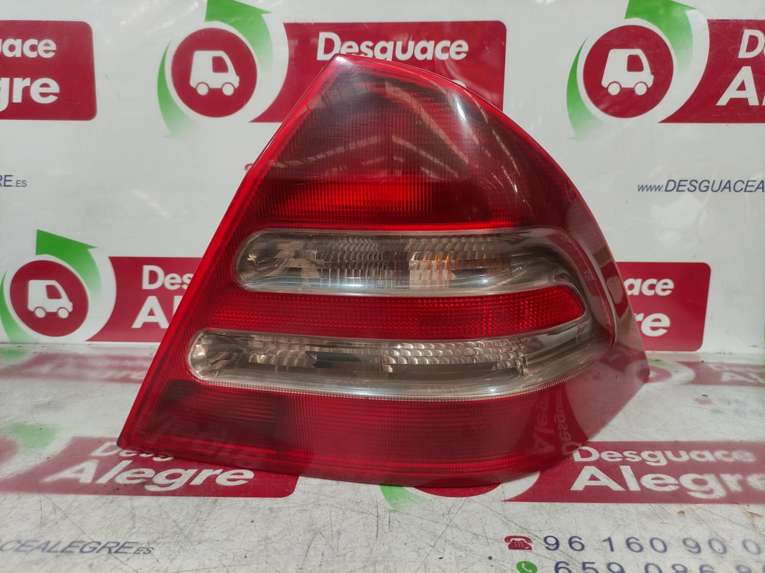 MERCEDES-BENZ C-Class W203/S203/CL203 (2000-2008) Rear Right Taillight Lamp 24802774