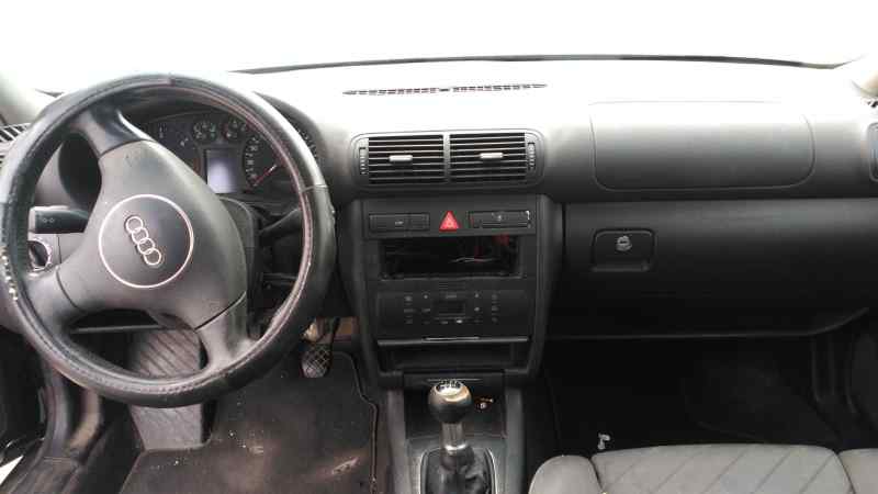 AUDI A3 8L (1996-2003) Bakre høyre baklys 8L0945096B 24792590