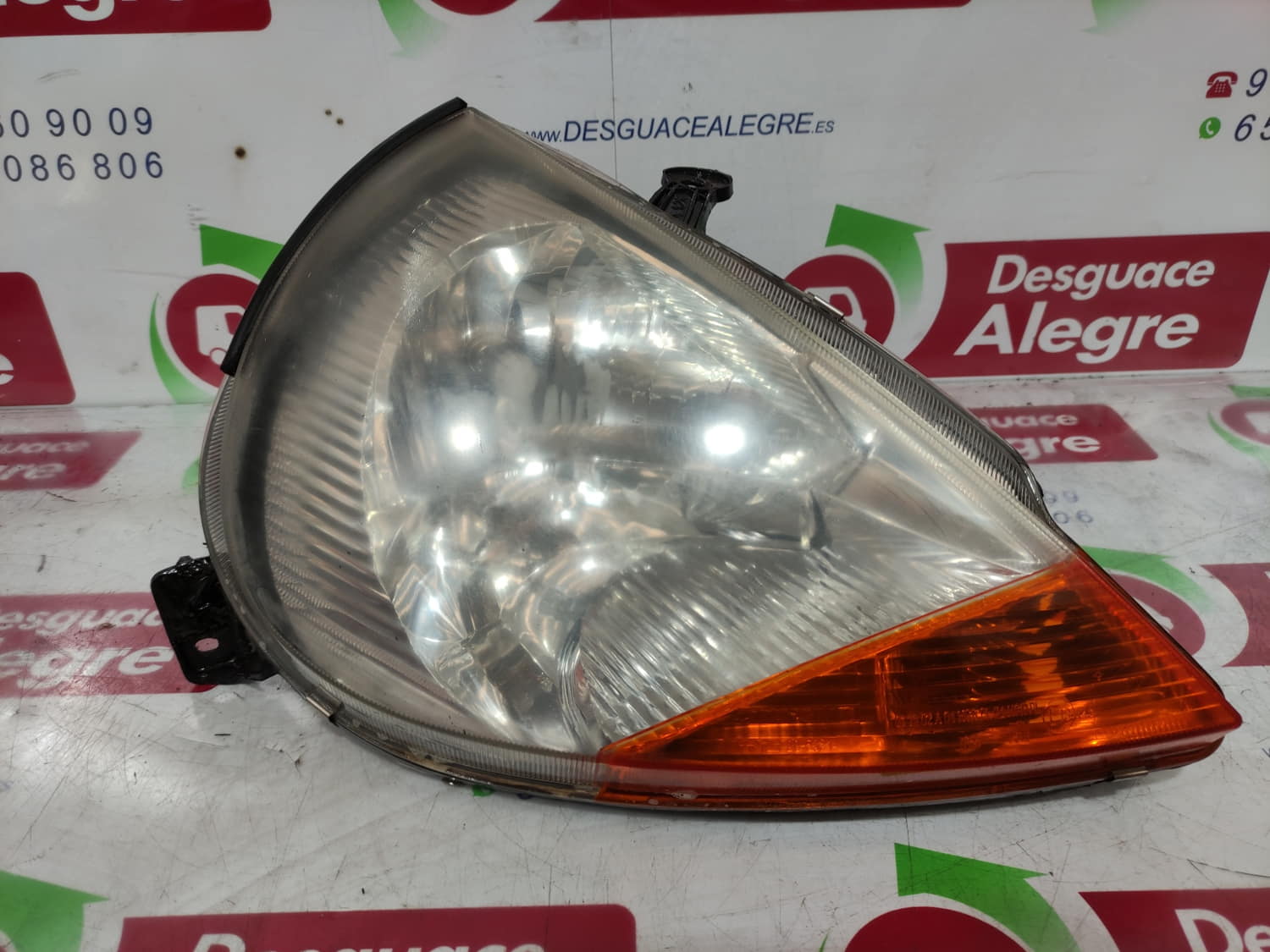 FORD Ka 1 generation (1996-2008) Front Right Headlight 205321Z2 24802458