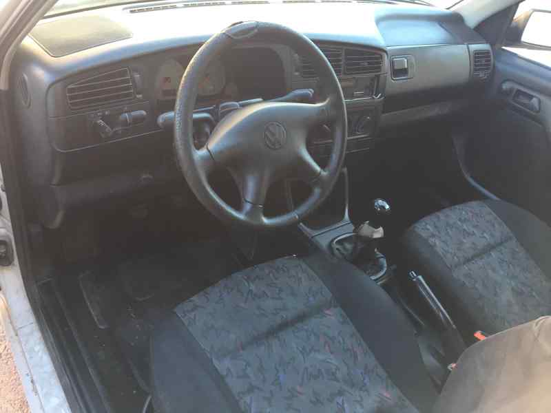 VOLKSWAGEN Golf 3 generation (1991-1998) Bakre höger bakljuslampa 1H6945112B 24791120