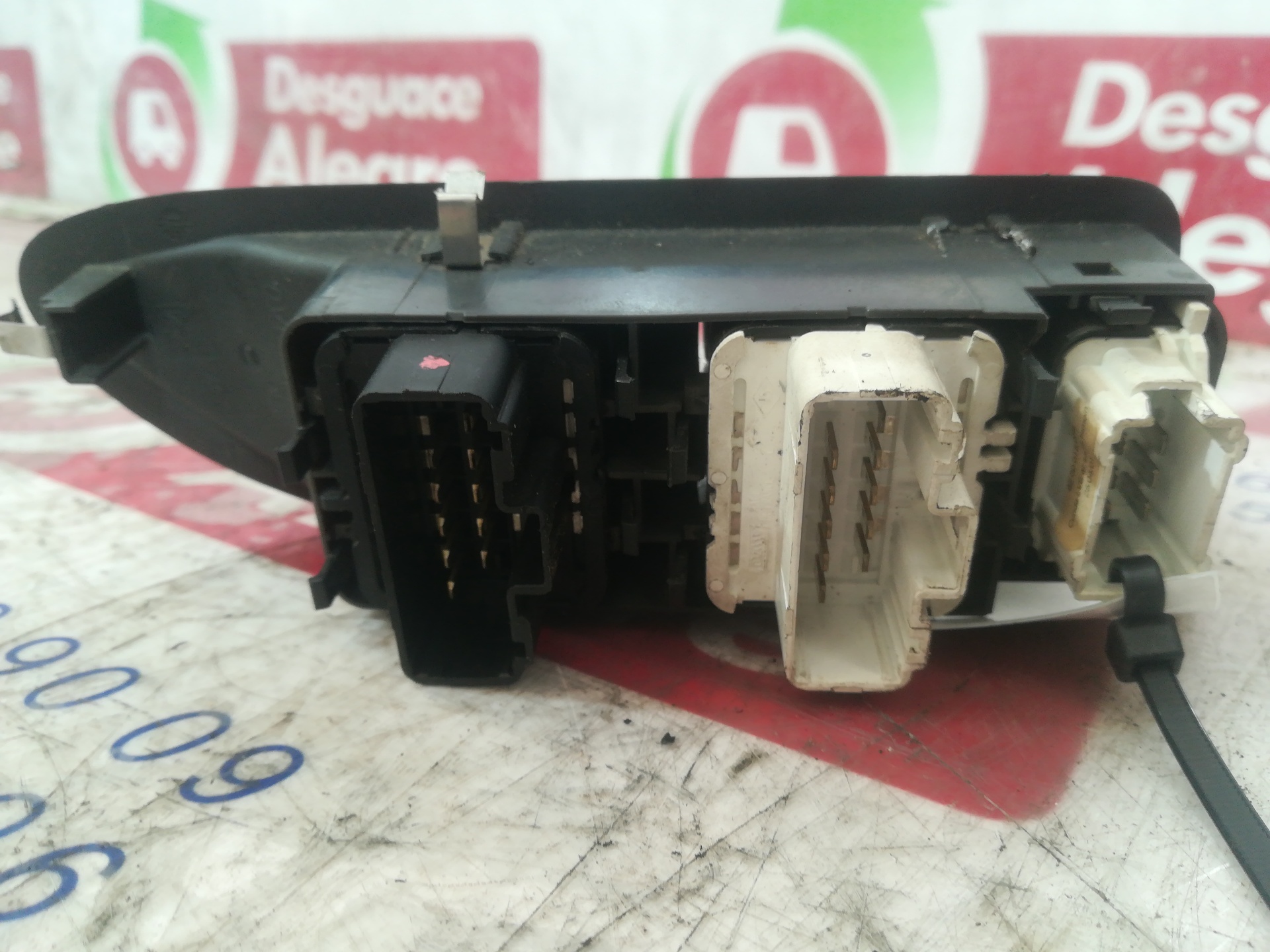 RENAULT Front Left Door Window Switch 26515 24810956