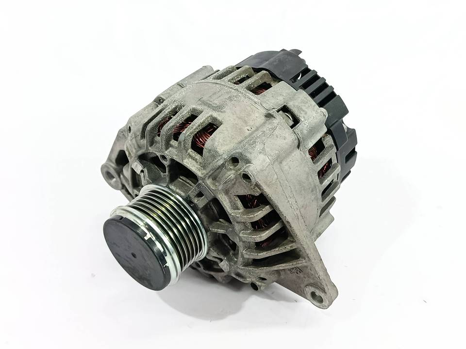 Alternator 8200054588 de Renault Scenic 1999-2001 - pieza usada