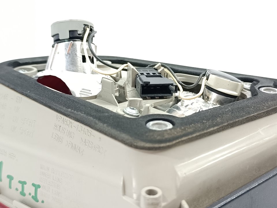 Piloto trasero izquierdo interior B16DTH 13282246 de Opel Astra j sports tourer (p10) 2010-2015 - pieza usada