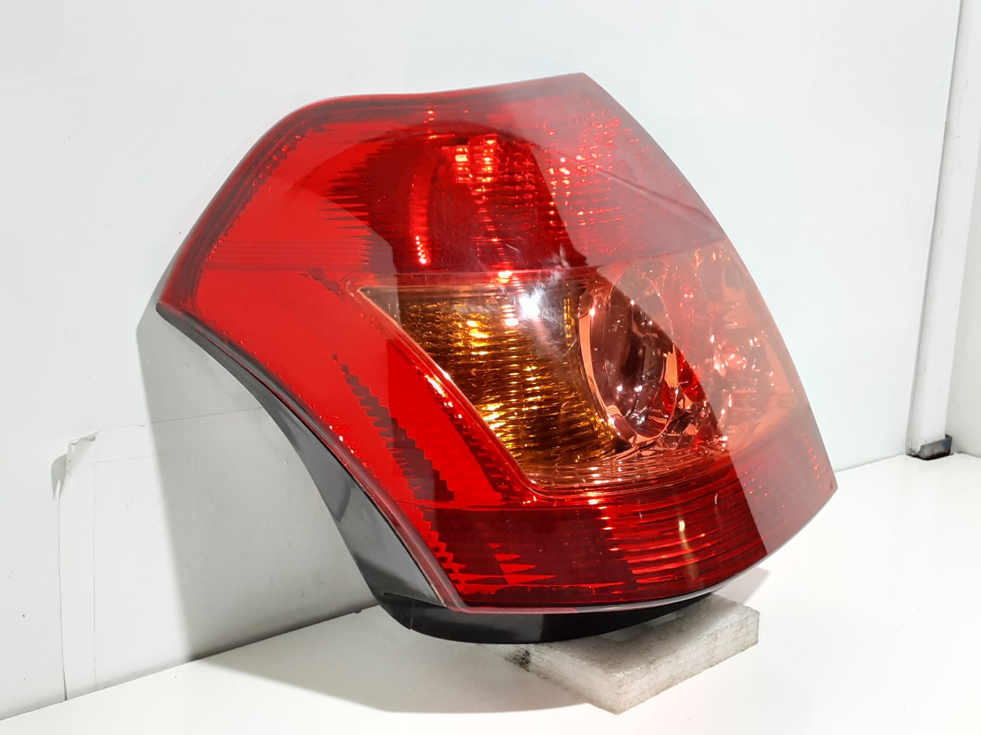 TOYOTA Corolla E120 (2000-2008) Rear Right Taillight Lamp 8155002301 18400356