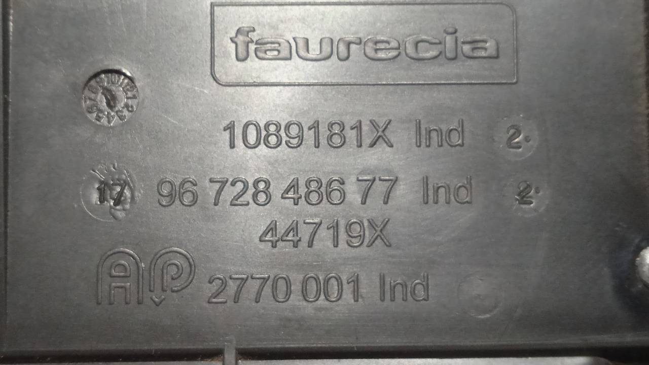 PEUGEOT 2008 1 generation (2013-2020) Вентиляционные отверстия в приборной панели 9672848677 25221410