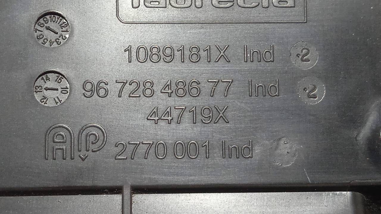 PEUGEOT 2008 1 generation (2013-2020) Вентиляционные отверстия в приборной панели 9672848677 25221438