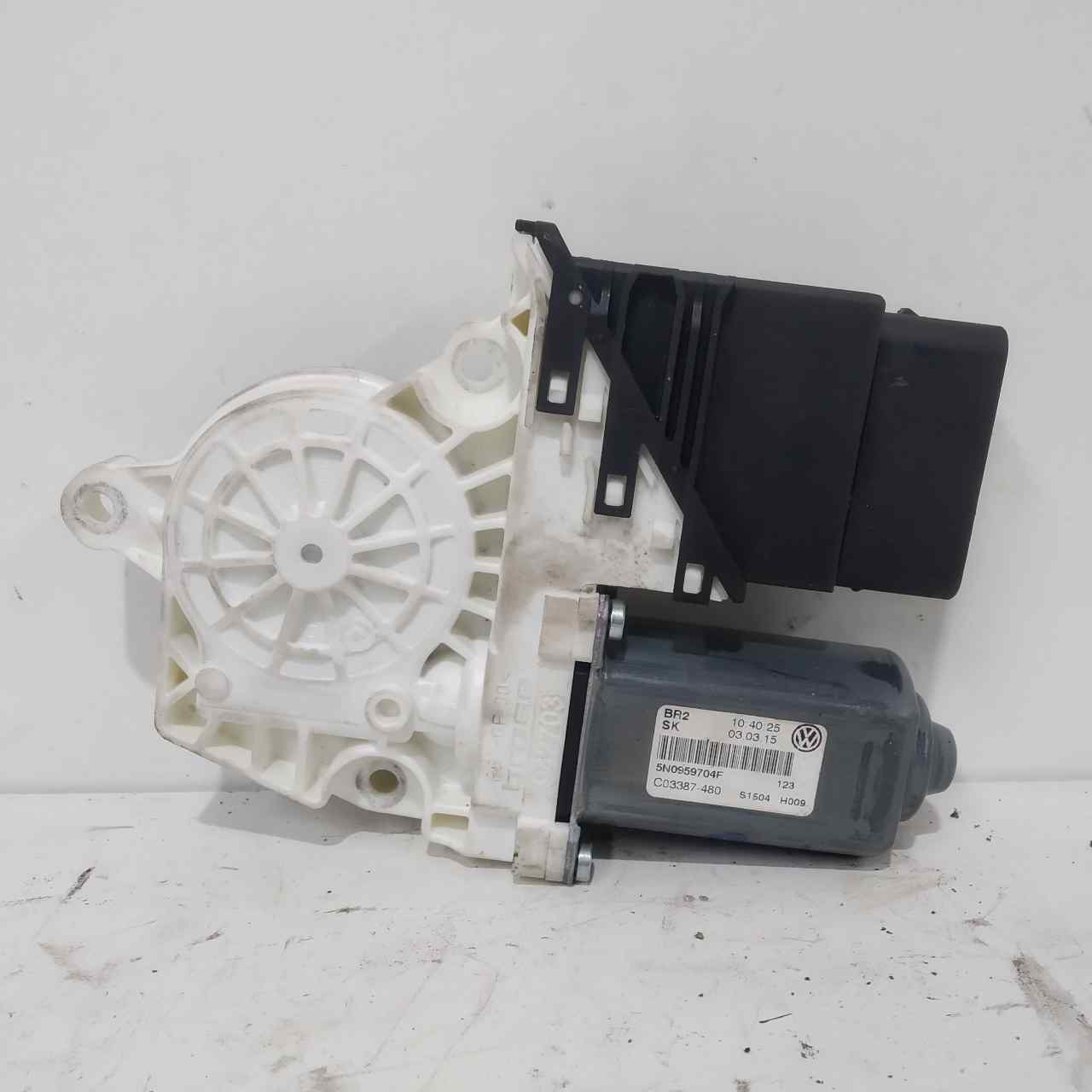 VOLKSWAGEN Tiguan 1 generation (2007-2017) Moteur de commande de vitre de porte arrière droite 5N0959704F 25576238