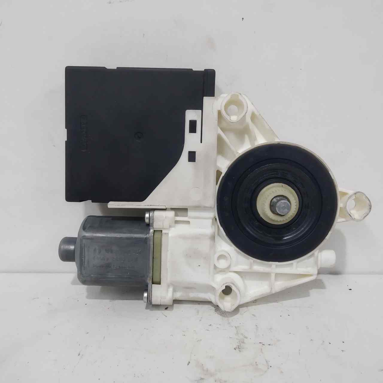 VOLKSWAGEN Tiguan 1 generation (2007-2017) Moteur de commande de vitre de porte avant droite 5N0959702G 25608918