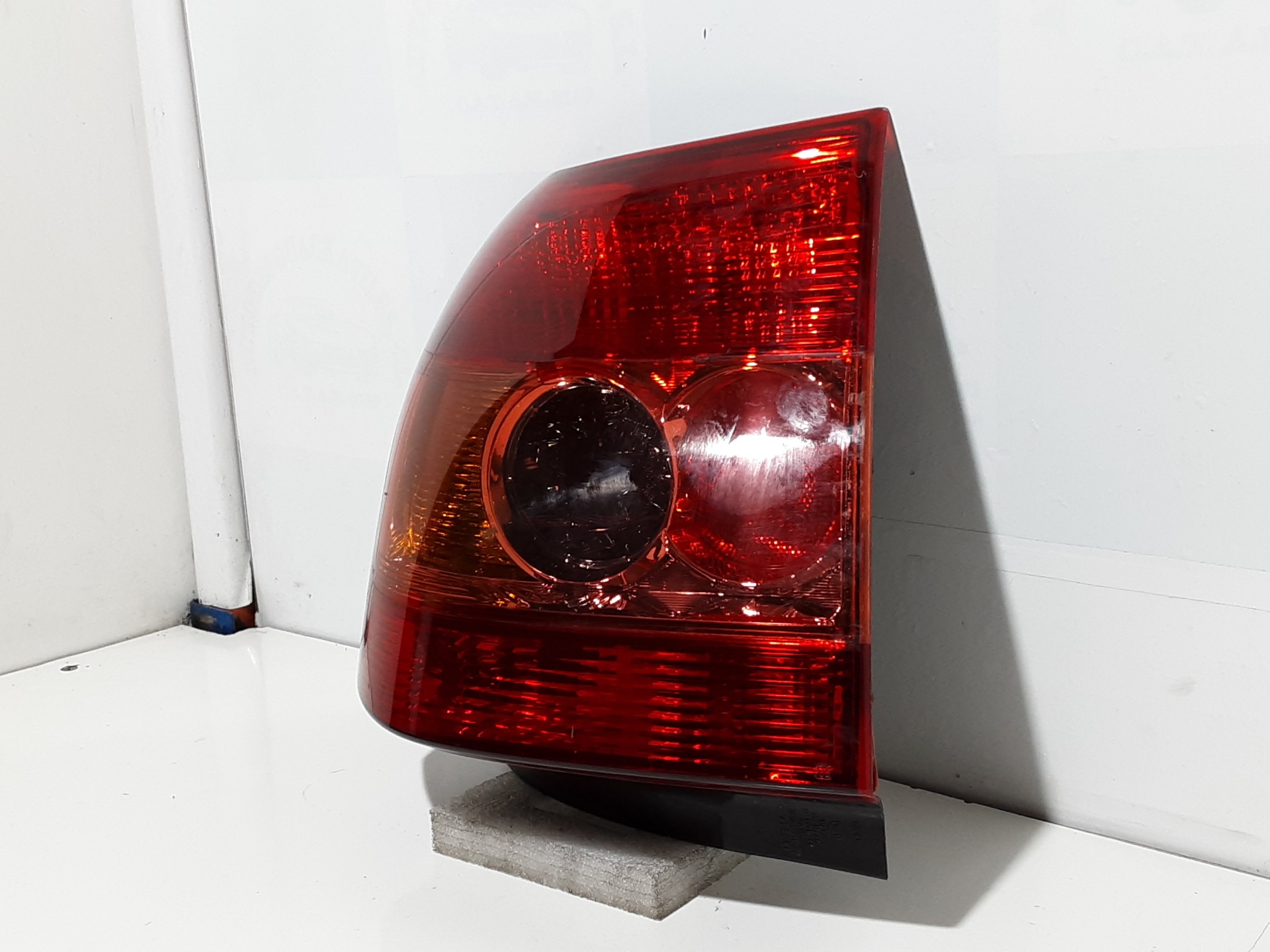 TOYOTA Corolla E120 (2000-2008) Rear Right Taillight Lamp 8155002301 18400356