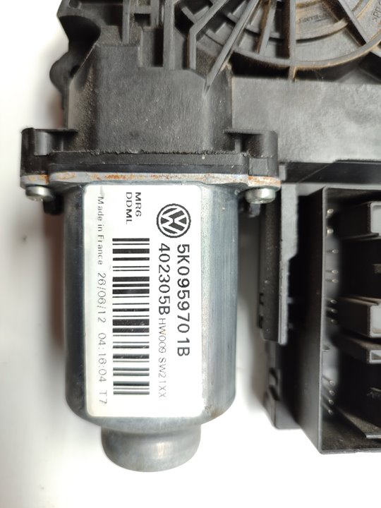 VOLKSWAGEN Golf 6 generation (2008-2015) Moteur de lève-vitre de porte avant gauche 5K0959701B 25021767