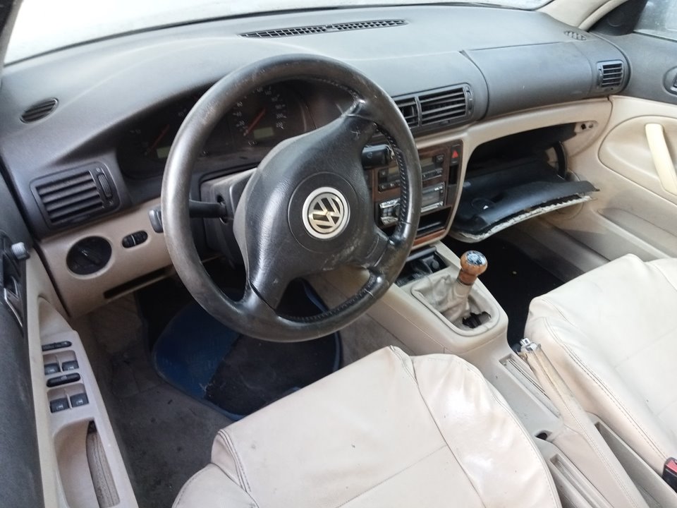 VOLKSWAGEN Passat B5 (1996-2005) Vasemman etuoven ikkunansäätimen moottori 0130821695 23360093