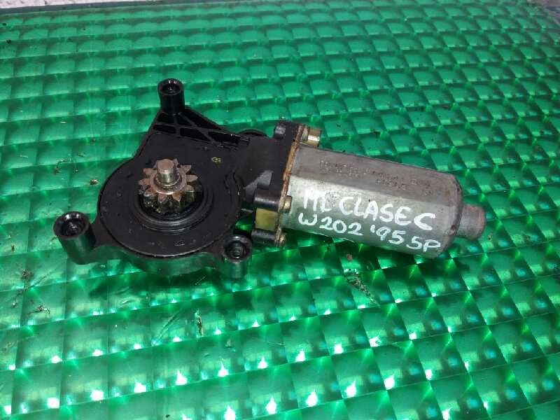 FORD C-Class W202/S202 (1993-2001) Moteur de commande de vitre de porte avant droite 0130821639 18410823