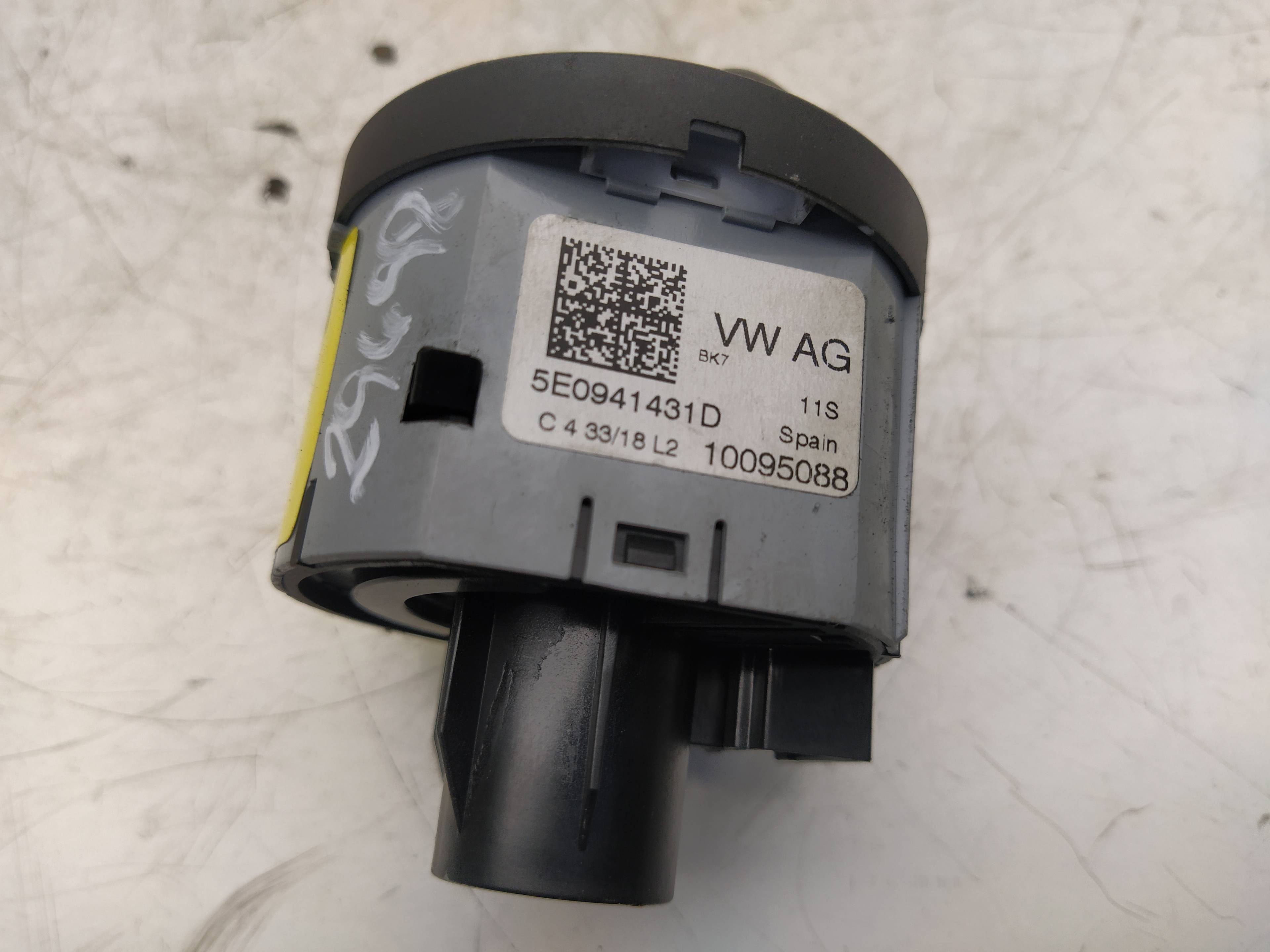 SKODA Yeti 1 generation (2009-2018) Headlight Switch Control Unit 5E0941431D 18606071