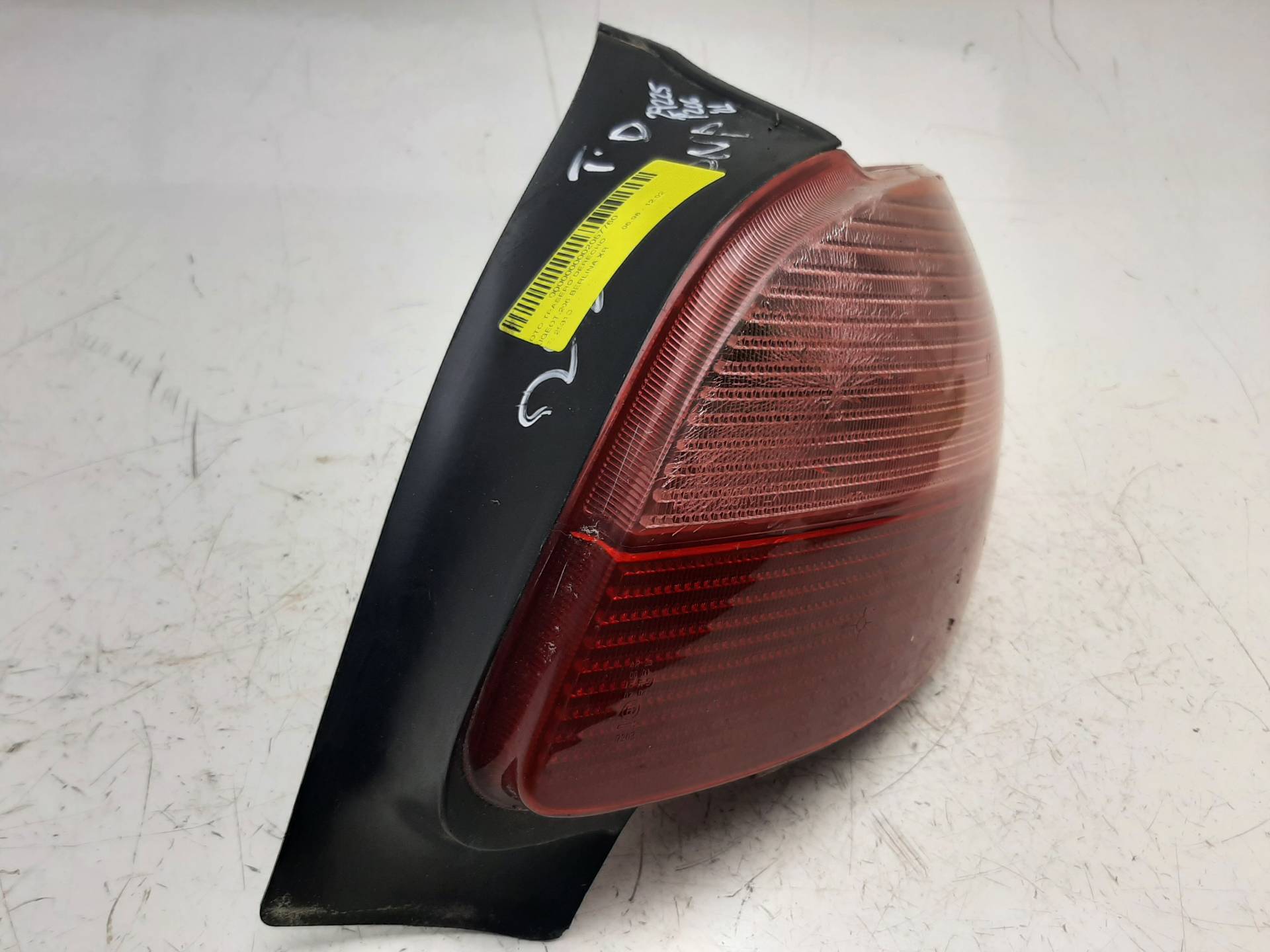 PEUGEOT 206 1 generation (1998-2009) Rear Right Taillight Lamp 2531D 18586058