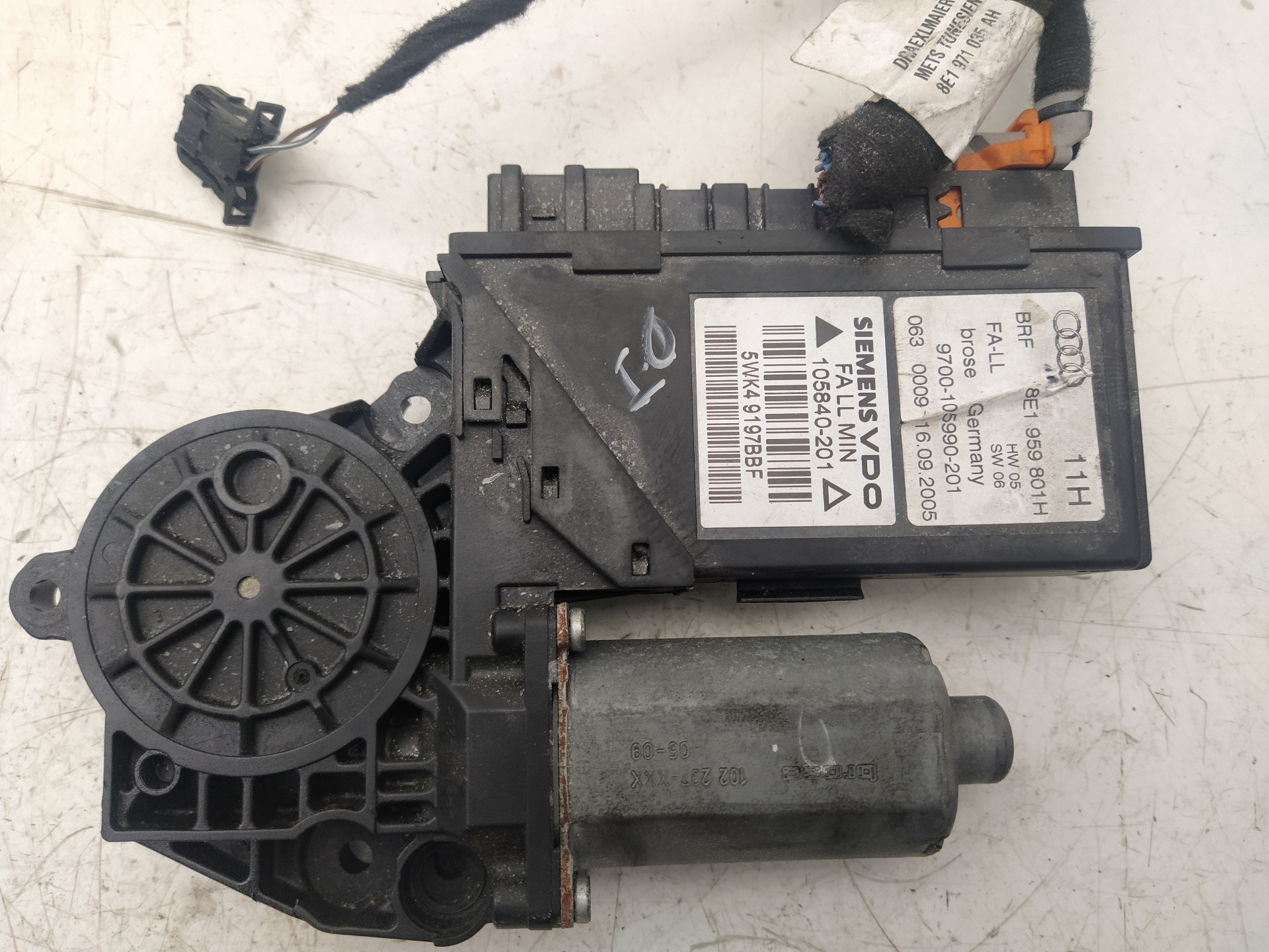 AUDI A4 B7/8E (2004-2008) Front Left Door Window Regulator Motor 8E1959801H, 9700105990201 23721910